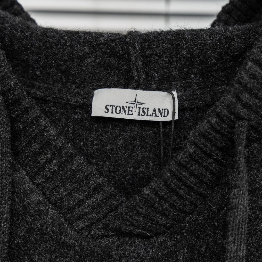 P330 top version (different currencies) Style: Stone Island STONE LSLAND high weight knitted wool V-neck hooded sweater Color: Picture color Size: M-XXXL Fabric: Blended Accessories: Full set of customized accessories No gender distinction, same style for men and women
